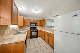 Building Photo - 33127 Cottonwood Bend