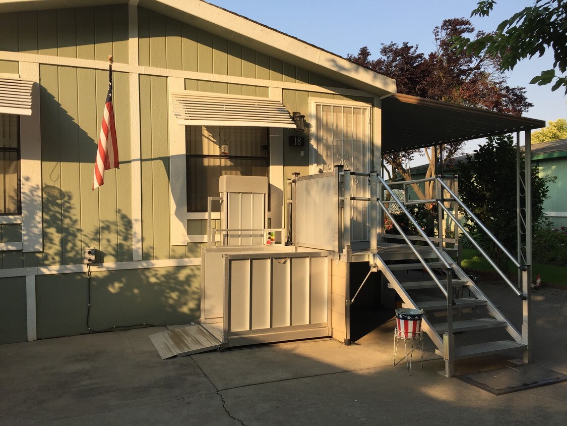 Primary Photo - 13955 W Walnut Grove Rd