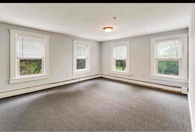 Building Photo - 15 Schoolhouse Ln