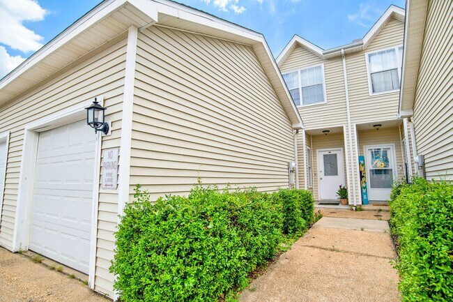 Building Photo - Spacious 2 Bed/2.5 Bath Townhome with 1 Ca...