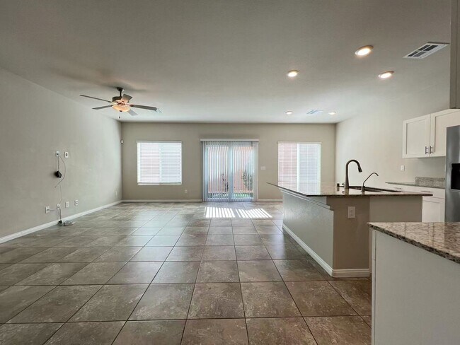 Foto del edificio - Gorgeous 2 story 2 car garage with 4 Beds