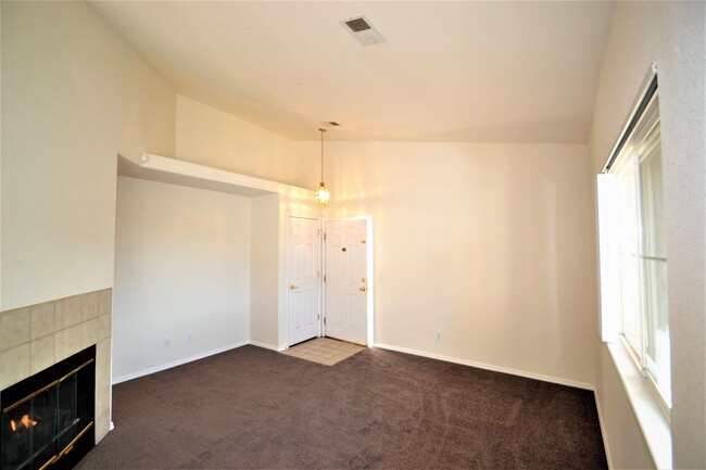 Foto del edificio - Cute & Cozy Apartment with One Car Garage ...