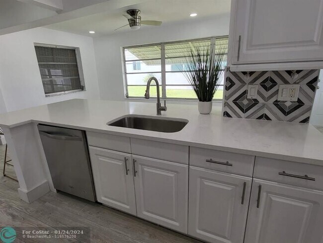 Foto del edificio - 220 NW 25th Ct