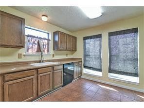 Building Photo - ADORABLE 3-2-2 in the Colonial Estates Subdivision.