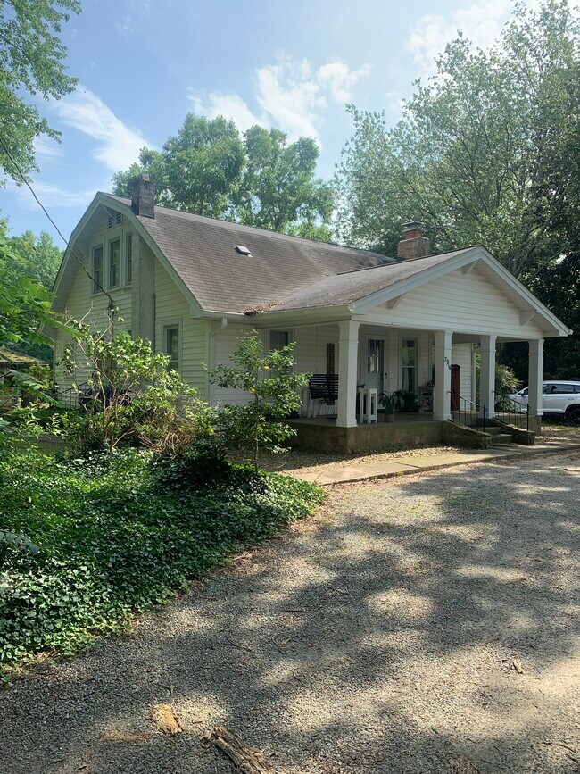 Foto del edificio - 7914 Hagers Ferry Rd