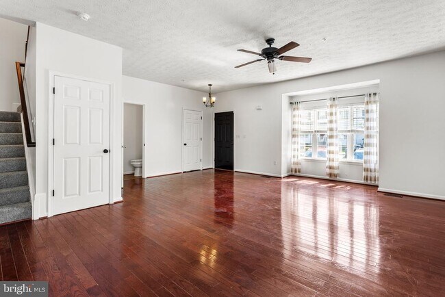Foto del edificio - 8220 Silverton Ct