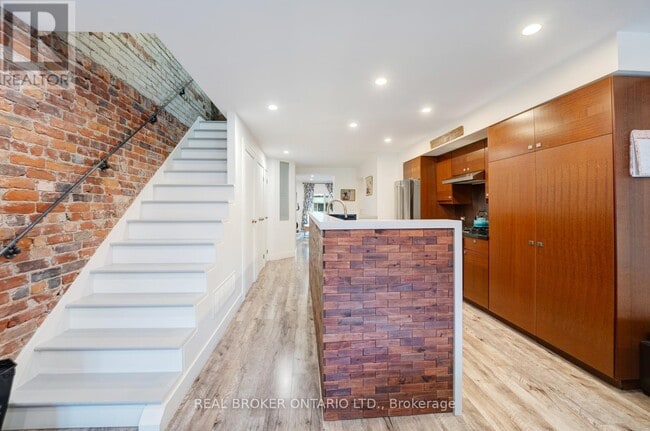 Building Photo - 270 McRoberts Ave
