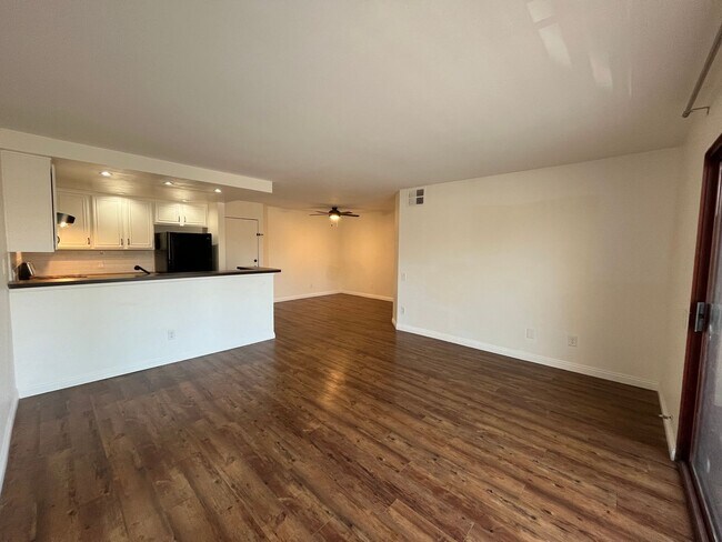 Foto del edificio - Canoga Park 2+1 w/pool + spa, gated entry + parking included!