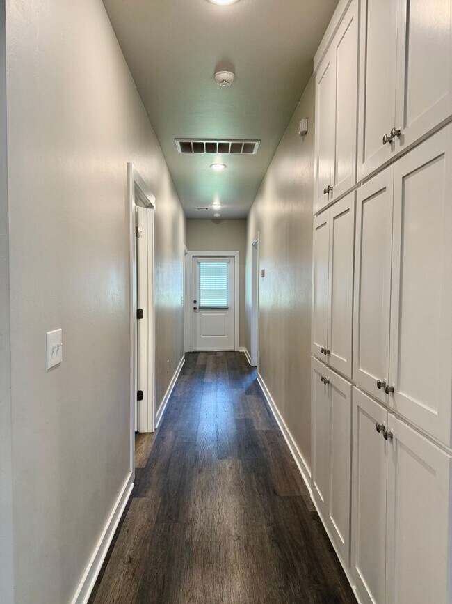 Foto del edificio - Large 2 Bed, 2 Bath in Beautiful Well-Main...