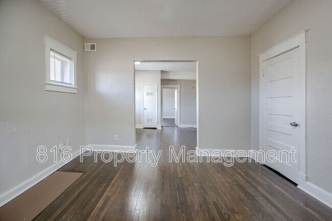 Building Photo - 2416 E 22nd St
