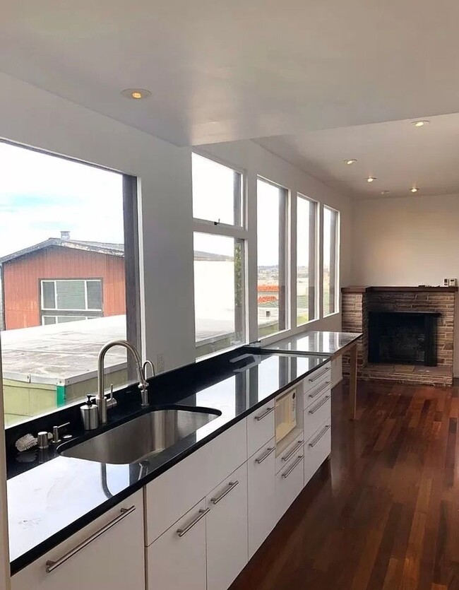 Building Photo - Tranquil & Spacious 2 BR|1 BA Condo in the Central Richmond District