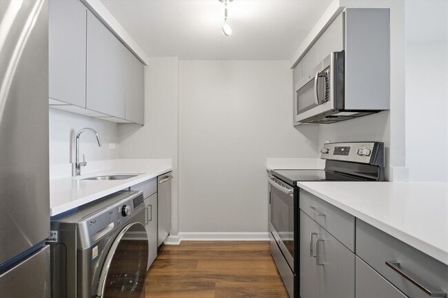 Building Photo - Evanston Place