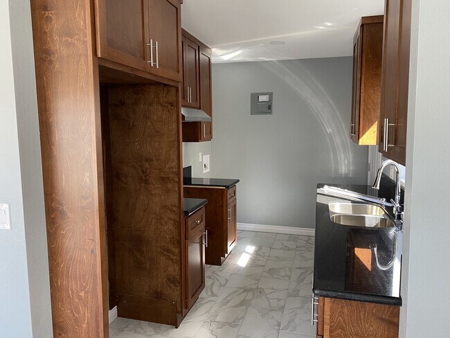 Foto del edificio - 8676 Evergreen Ave