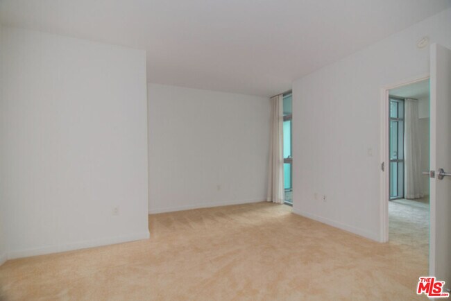 Building Photo - 13700 Marina Pointe Dr