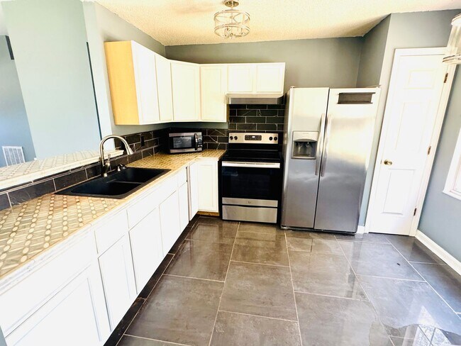 Building Photo - NE columbia! 3/2 home will not last long!