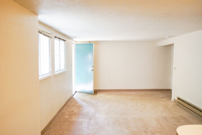 Foto del edificio - Great NW Location: Spacious 1 Bedroom Ready Soon!