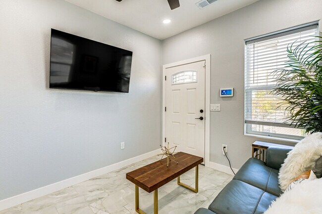 Building Photo - 226 E 10th St