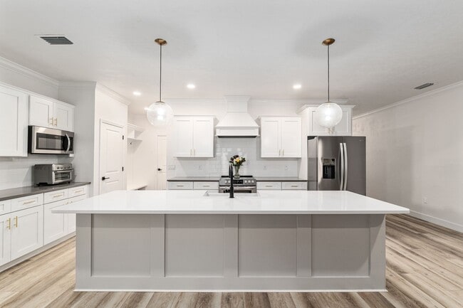 Foto del edificio - 4 BED 2 BATH in GRAND OAKS