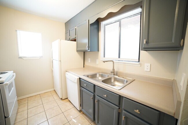 Foto del edificio - 2 bed / 1 bath Townhome on Tharpe