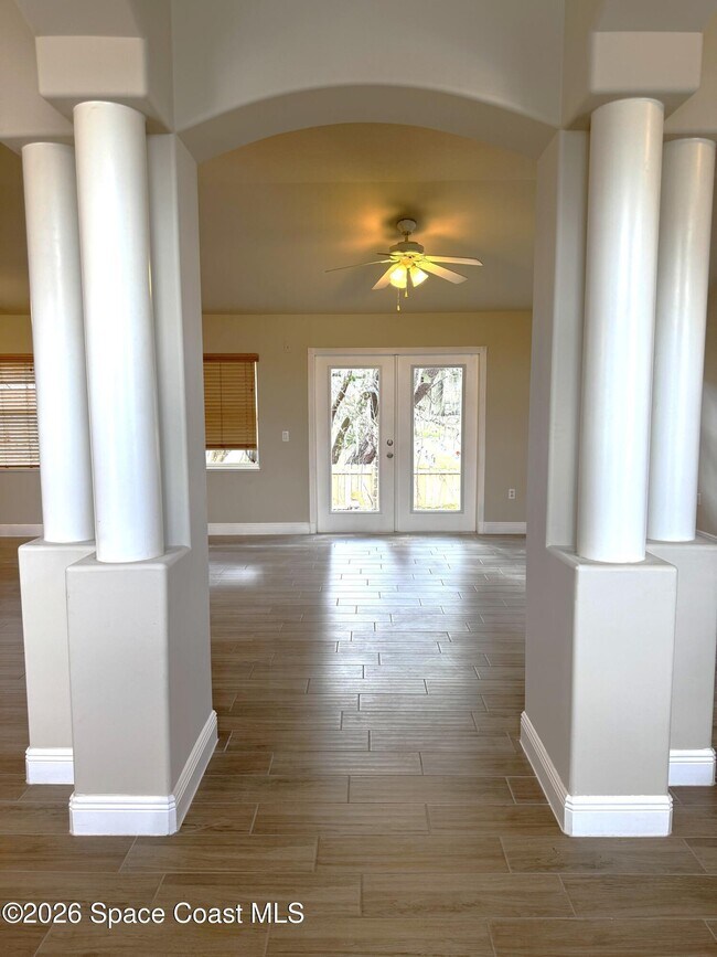 Foto del edificio - 320 Jennifer Dr