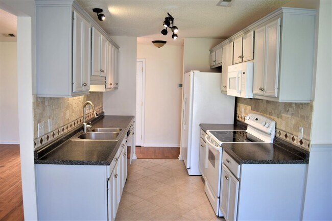 Building Photo - Cute Ranch Style Home - Fenced Yard