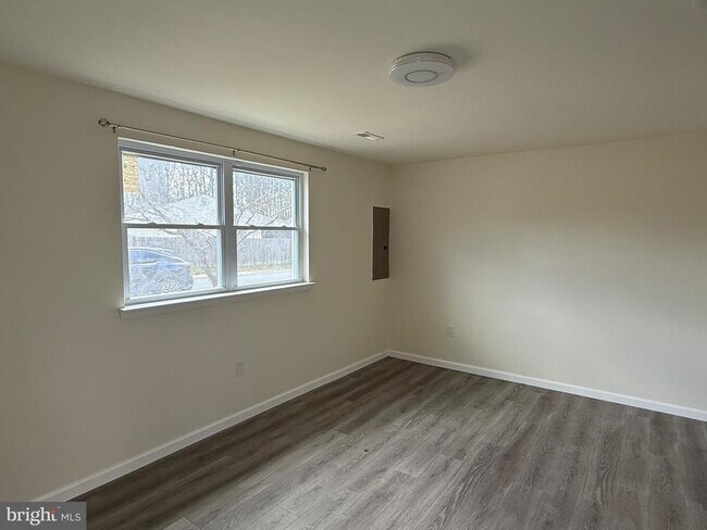 Foto del edificio - 14 1/2-12 Verdi Cir