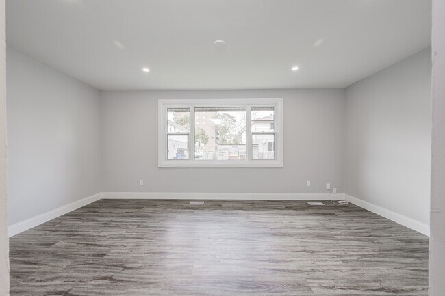 Photo du bâtiment - 3 Bed / 1 Bath in Chatham – $1,899 + Utilities/month + Parking Included