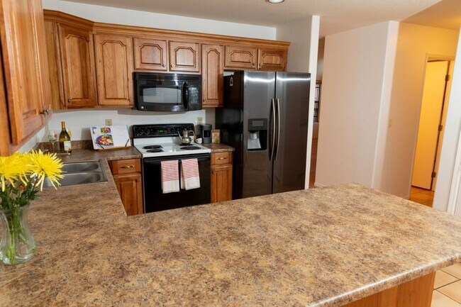 Building Photo - 3 Bedroom, 2.5 Bath