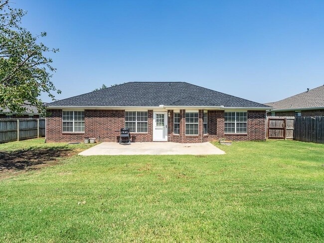 Building Photo - 2305 SW 17th St