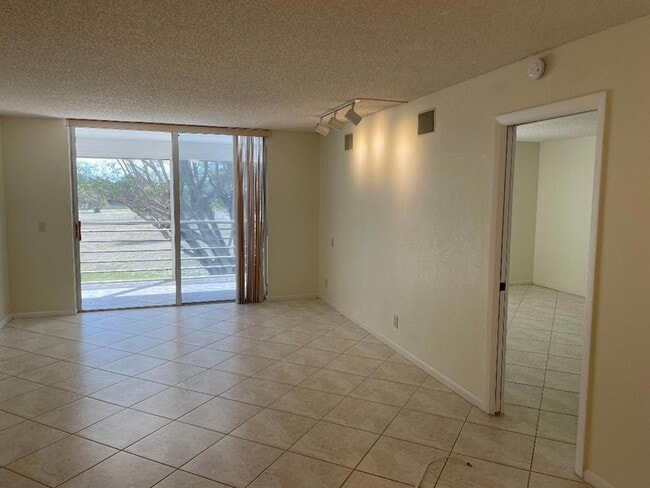 Foto del edificio - 6300 NW 2nd Ave