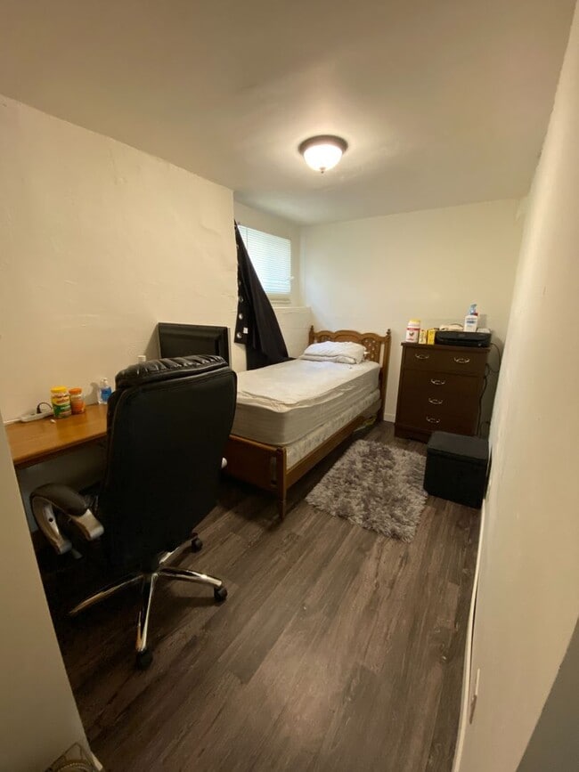 Building Photo - 3 Bedroom Near Campus