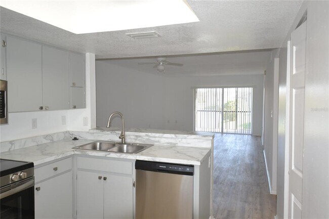 Building Photo - 256 Cypress Ln
