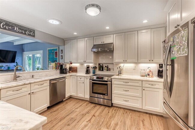 Building Photo - 3 br, 2.5 bath House - 2433 NE 8th St # 0