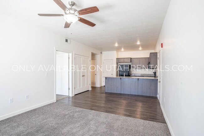 Building Photo - 722 E 500 S