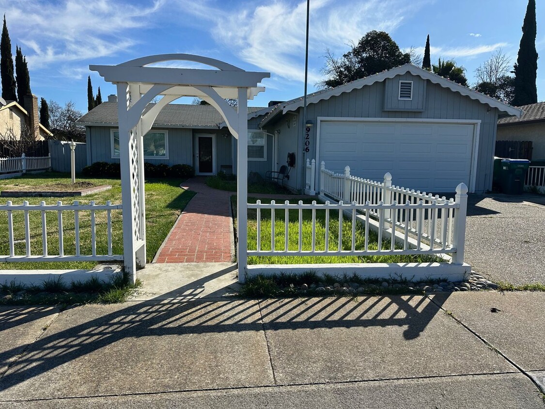 Foto principal - Adorable Home with Fantastic Curb Appeal