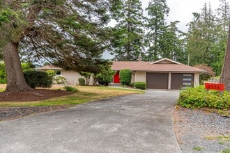 Building Photo - 2156 Fairway Ln