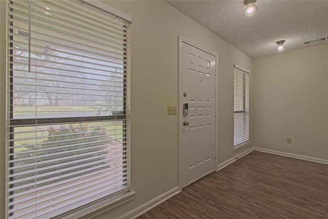 Building Photo - 208 Sunshine Dr