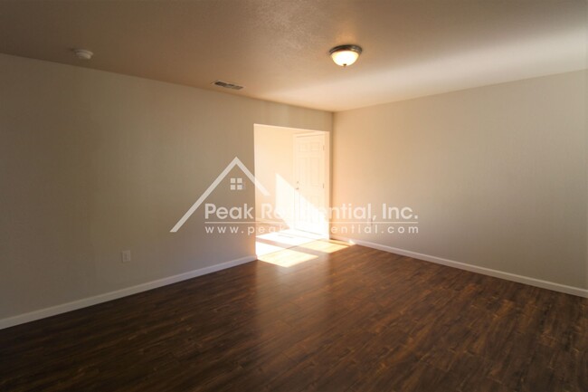 Foto del edificio - Updated 2bd/1ba Orangevale Duplex with Gar...