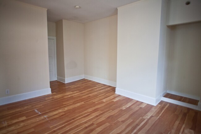 Foto del edificio - Adorable studio apartment, walk to UNC and downtown! Utilities included!