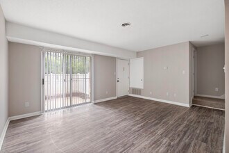 Building Photo - Woodland Creek Townhomes and Apartments