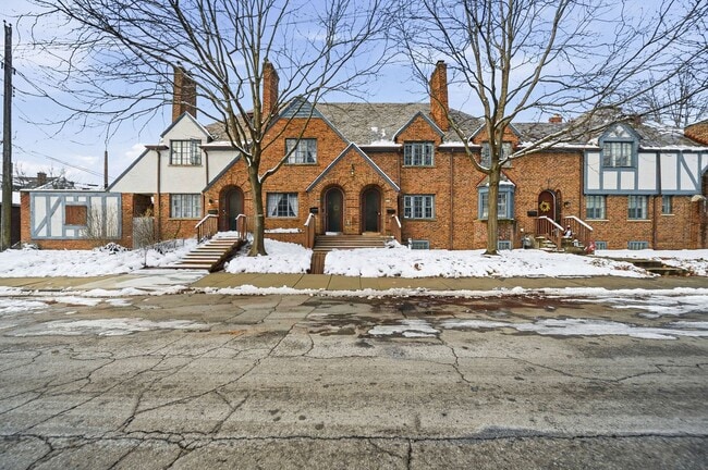 Building Photo - 2 Bedroom, 2 Bath Townhome located directly across from Franklin Park Conservatory