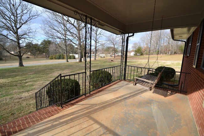 Foto del edificio - Available March 10th, 2026! Peaceful country full brick home on over 2 acres, 3bdrm, 2 bath