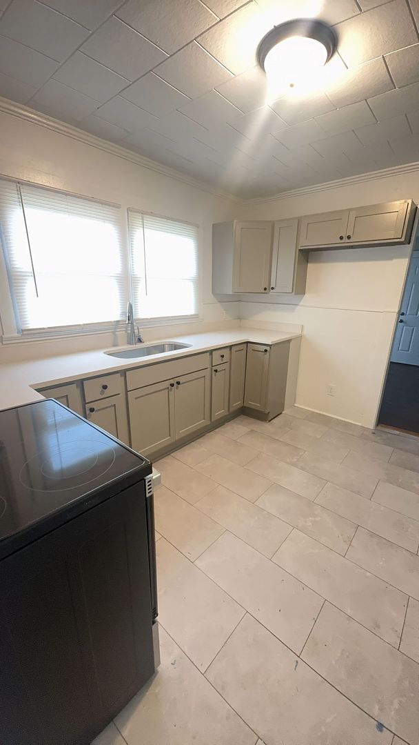 Building Photo - 505 E 5th St