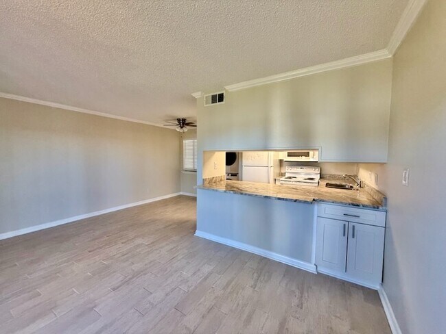 Foto del edificio - 308 Miracle Strip Pkwy SW