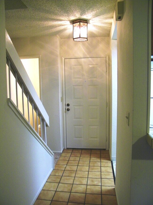 Building Photo - Beautiful Condo in Newark!