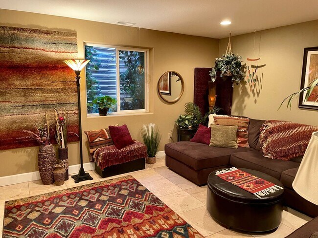 Building Photo - Fully Furnished 1BR 1BA in Mid-Town