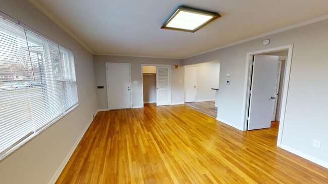 Building Photo - BEAUTIFUL and LARGE 1 Bedroom 1 Bath Apart...