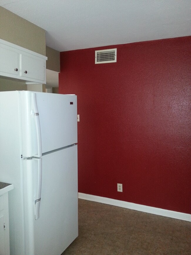 Building Photo - 4665 Hartel St