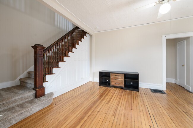 Foto del edificio - 64 Harding Rd