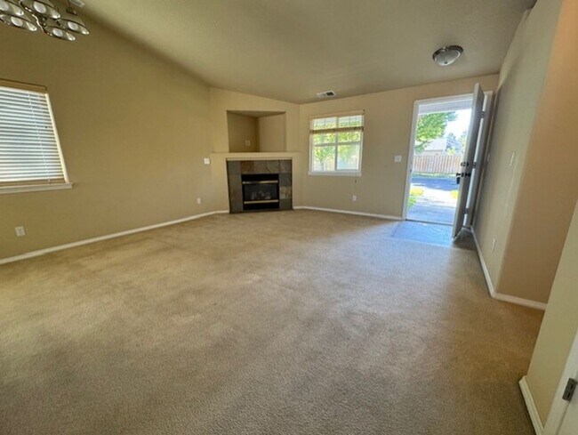 Building Photo - Single level home SE Bend